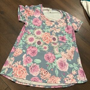 FLORAL LULAROE SHORT SLEEVE TOP SIZE MEDIUM